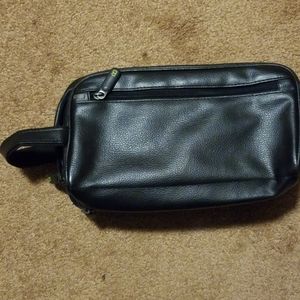 ✴ Black toiletry bag